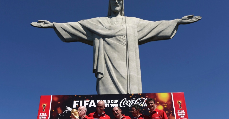 12.09.2013 - Zagallo, Amarildo, Marcos, Rivellino e Bebeto participam de evento promocional da Copa do Mundo no Cristo Redentor, no Rio de Janeiro