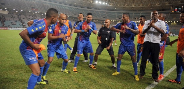 Jogadores de Cabo Verde comemoram vitória sobre a Tunísia; o país acabou eliminado por escalação irregular
