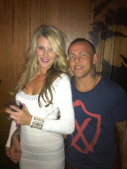 Lutador britânico Ross Pearson posa com sua namorada, a ring girl do UFC Kristie McKeon, que é australiana - Reprodução/Twitter