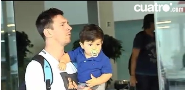 Messi carrega seu filho, Thiago, no colo durante passeio - Reprodução/Cuatro.com