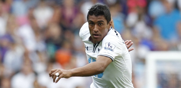 Tottenham, do volante Paulinho, inicia a Liga Europa como grande favorito ao título - Ian Kington/AFP PHOTO