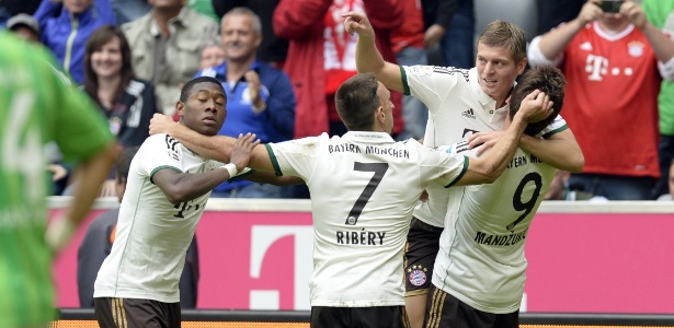 Jogadores do Bayern comemoram o primeiro gol da equipe, marcado por Mandzukic, neste sábado - AFP PHOTO / CHRISTOF STACHE 