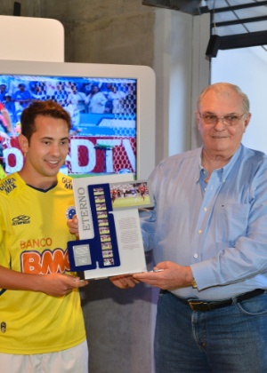 14 setembro 2013 - Everton Ribeiro recebe placa pelo golaço que marcou contra Flamengo do presidente do Cruzeiro, Gilvan Tavares - Washington Alves/Vipcomm - Washington Alves/Vipcomm