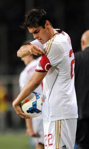 14.09.2013 - Kaká veste a braçadeira de capitão em sua estreia no Milan contra o Tourino