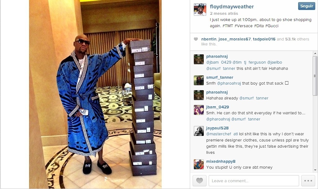 "Eu acabei de acordar à 1h da manhã com vontade de comprar sapatos de novo", diz a legenda da foto em que o lutador posa ao lado de uma pilha de caixas - Reprodução/Instagram/floydmayweather