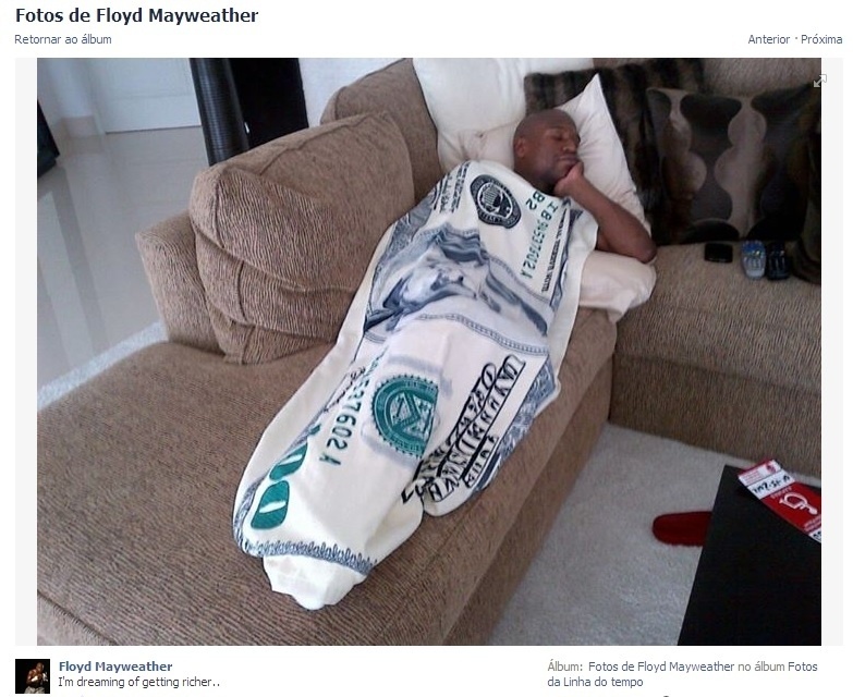 Mayweather com cobertor de dinheiro. "Sonhando em me tornar rico", escreveu na legenda da foto publicada em seu perfil do Facebook - Reprodução/Facebook