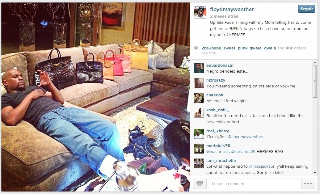 Sofá cheio de bolsas de uma marca francesa. De acordo com o lutador, são todas para a mãe dele - Reprodução/Instagram/floydmayweather