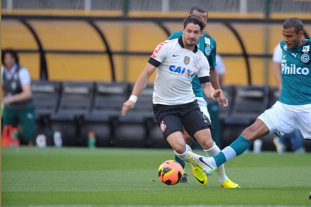 15.set.2013 - Alexandre Pato tenta construir a jogada para o Corinthians na partida contra o Goiás pelo Brasileirão - Reinaldo Canato/UOL