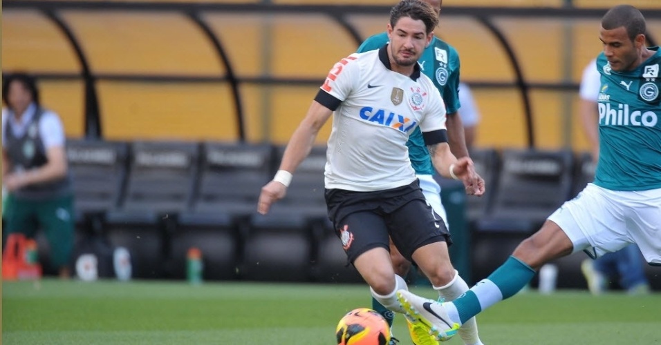 15.set.2013 - Alexandre Pato tenta construir a jogada para o Corinthians na partida contra o Goiás pelo Brasileirão