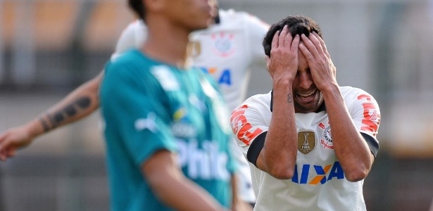 Ibson lamenta jogada na partida contra o Corinthians; volante vem sendo questionado pela torcida - Reinaldo Canato/UOL