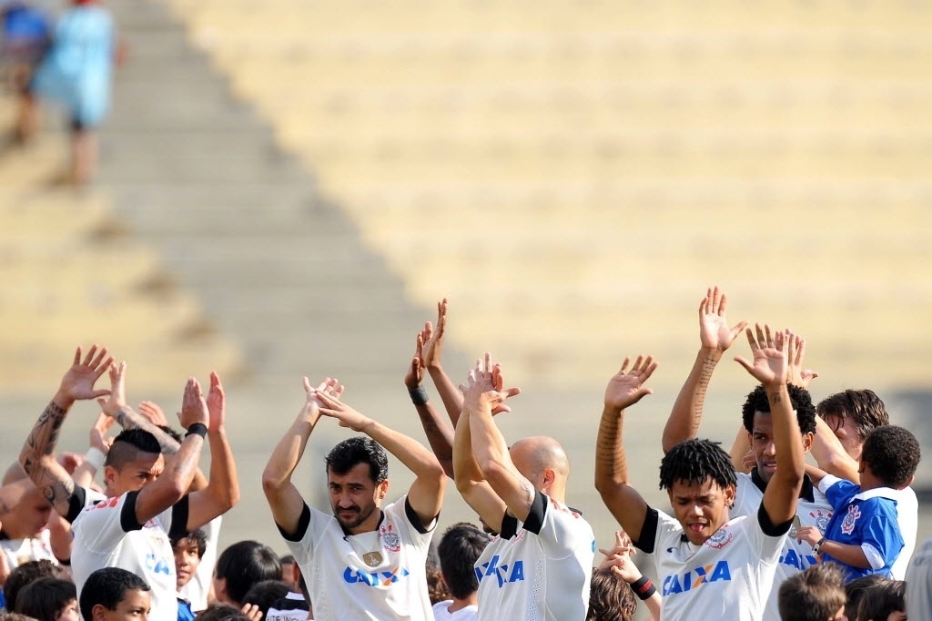 15.set.2013 - Jogadores do Corinthians entram no gramado do Pacaembu para o jogo contra o Goiás - Reinaldo Canato/UOL