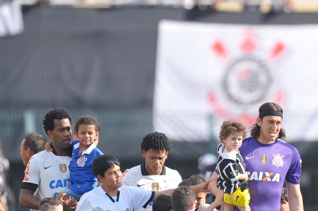 15.set.2013 - Jogadores do Corinthians entram no gramado do Pacaembu para o jogo contra o Goiás - Reinaldo Canato/UOL
