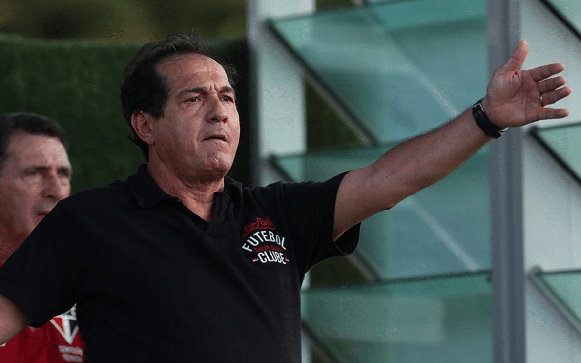 15.set.2013 - Muricy Ramalho orienta o time do São Paulo durante a partida contra o Vasco pelo Brasileirão neste domingo - Rubens Chiri/saopaulofc.net