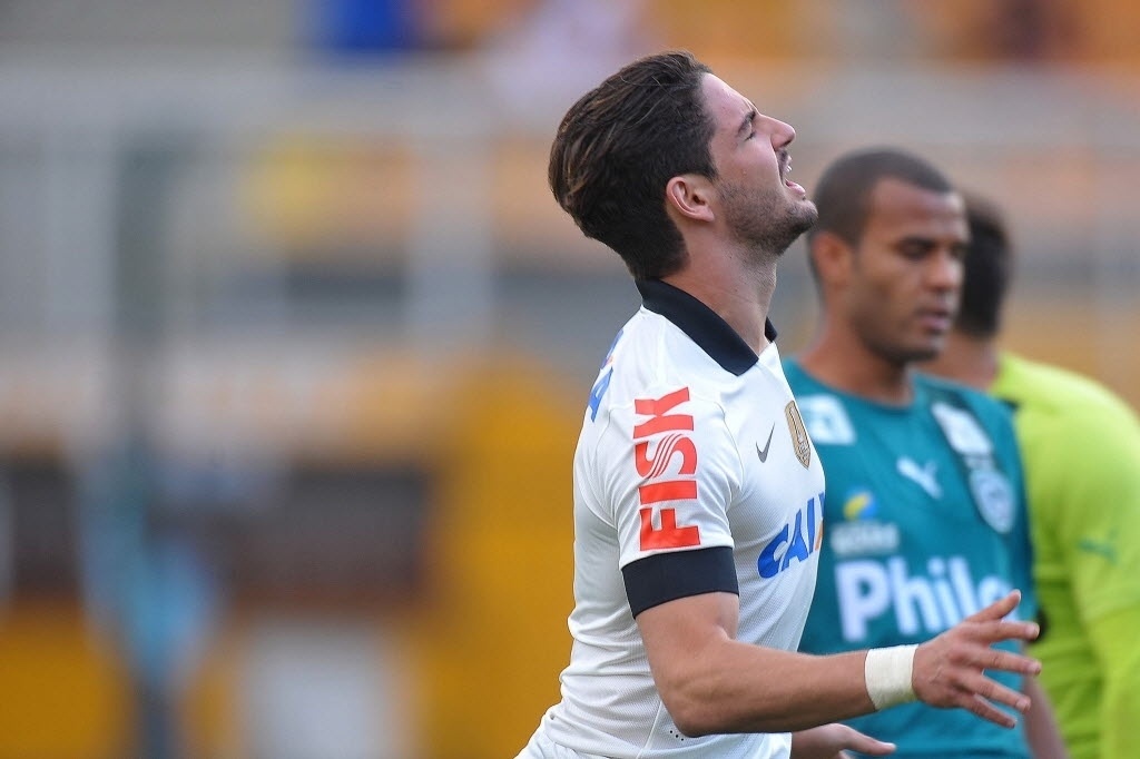15.set.2013 - Pato lamenta chance desperdiçada no início da partida entre Corinthians e Goiás - Reinaldo Canato/UOL