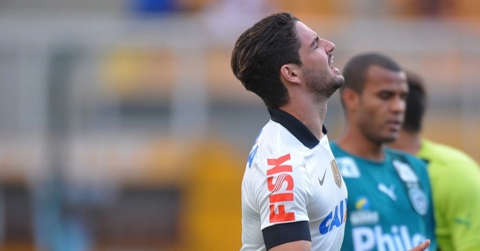 15.set.2013 - Pato lamenta chance desperdiçada no início da partida entre Corinthians e Goiás