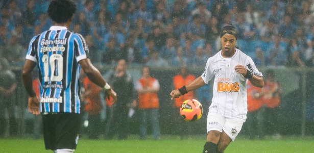 Ronaldinho Gaúcho voltará a atuar na Arena com o Atlético-MG. Zé Roberto (e) será preservado no Grêmio - Vinícius Costa/ Preview.com
