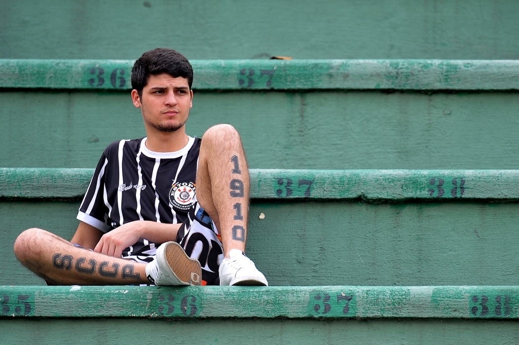 15.set.2013 - Torcedor tatuado com as iniciais do Corinthians e a data de fundação do clube aguarda o início da partida do seu time contra o Goiás pelo Brasileirão - Reinaldo Canato/UOL