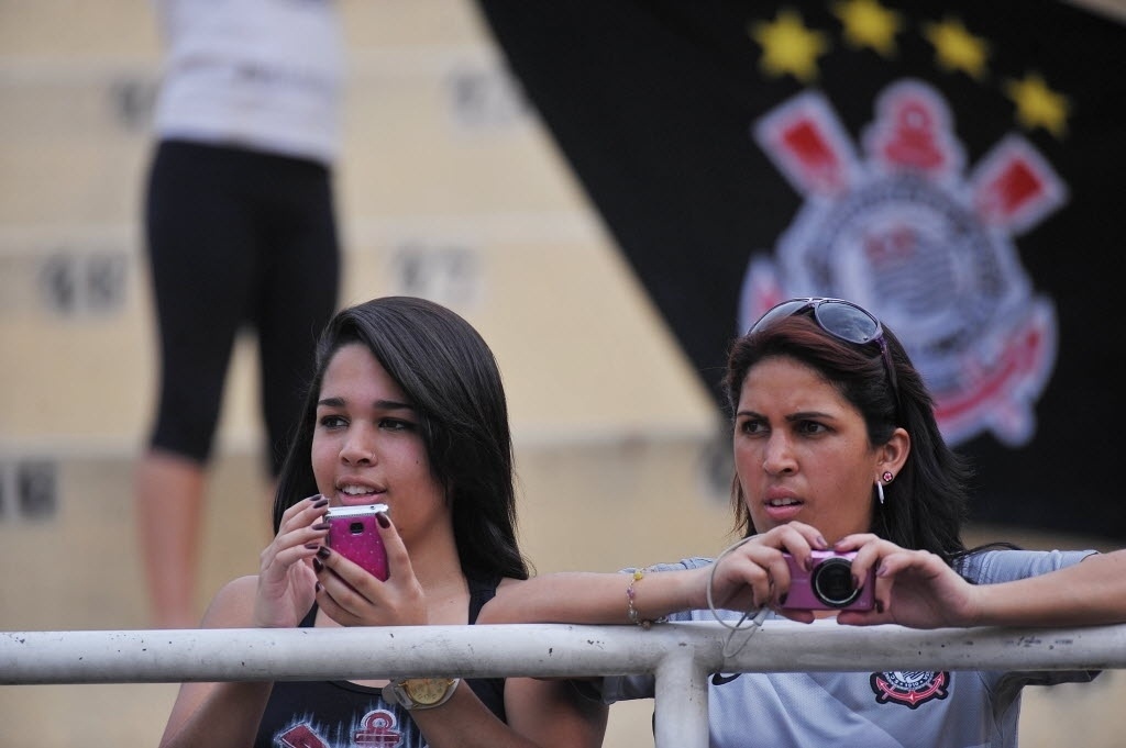 15.set.2013 - Torcedoras esperam o início da partida entre Corinthians e Goiás no Pacaembu, pelo Brasileirão - Reinaldo Canato/UOL