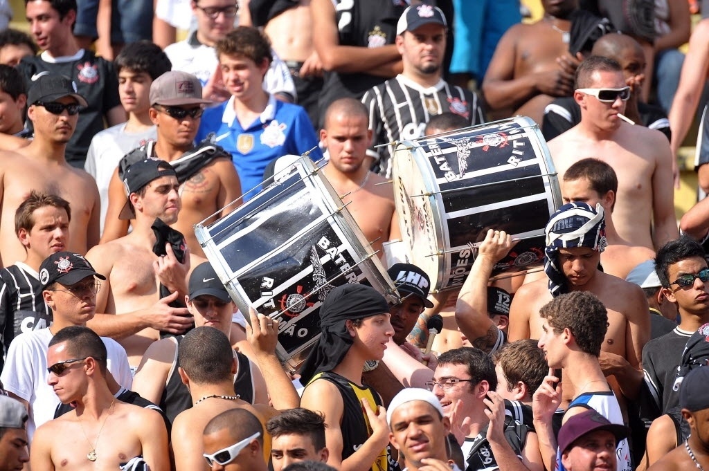 15.set.2013 - Torcedores do Corinthians aguardam nas arquibancadas do Pacaembu o início da partida contra o Goiás - Reinaldo Canato/UOL
