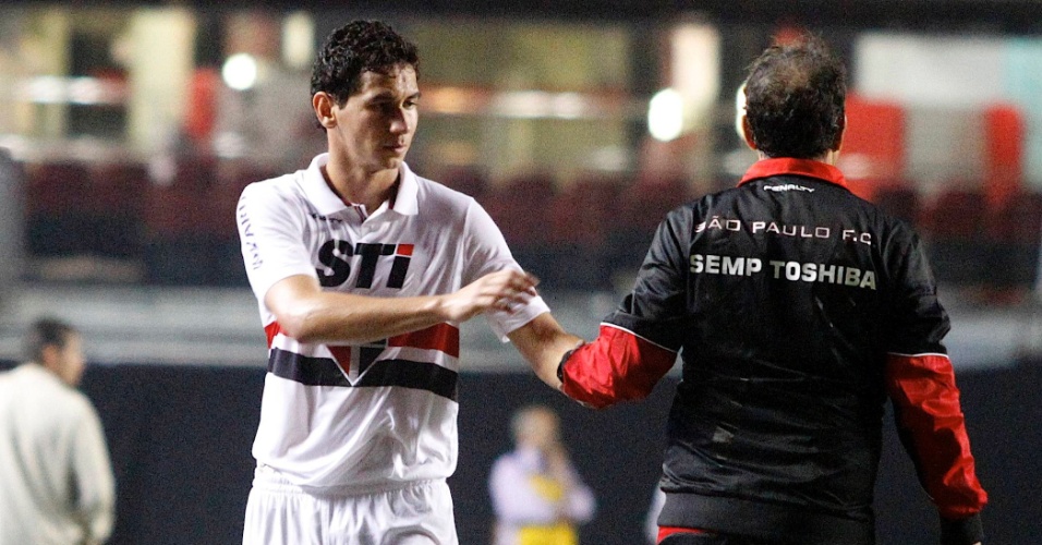 12.set.2013 - Ganso cumprimenta Muricy Ramalho ao deixar campo no jogo São Paulo x Ponte Preta