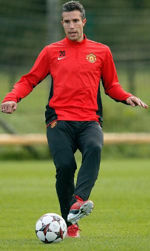 16.set.2013 - Robin van Persie toca a bola durante treino do Manchester United