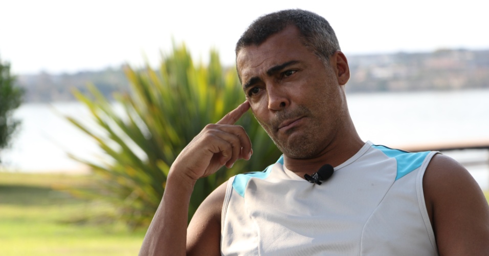 16.set.2013 - Romário pensa durante resposta em entrevista ao UOL Esporte na sua casa em Brasília