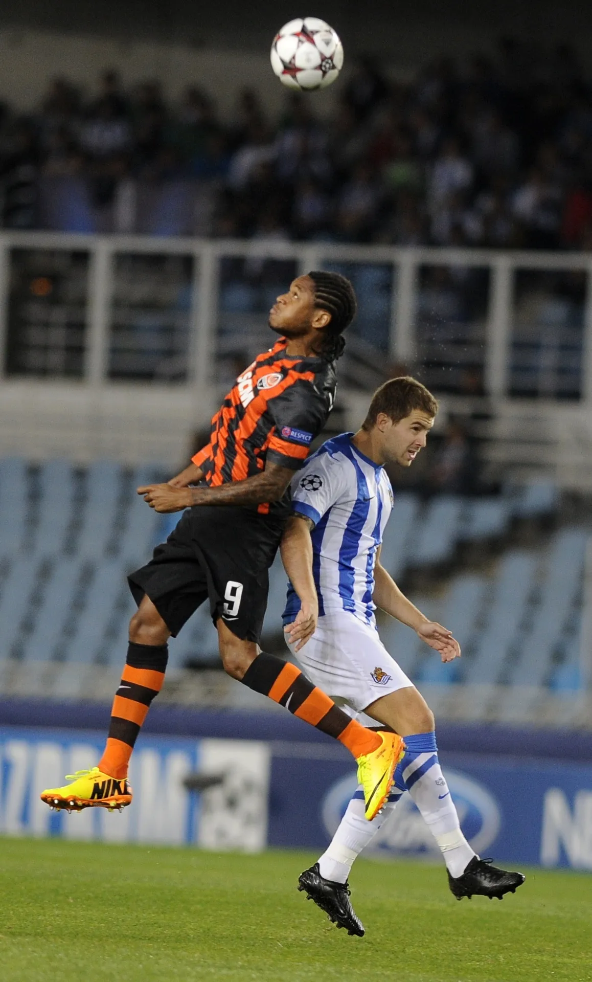 17.09.2013 - Brasileiro Luiz Adriano, do Shakhtar, tenta cabecear a bola na partida contra a Real Sociedade pela Liga dos Campeões - AFP PHOTO/ RAFA RIVAS