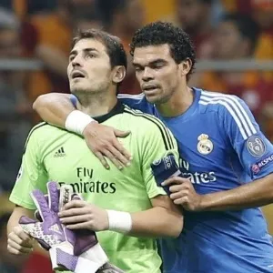 17.09.2013 - Casillas é abraçado por Pepe após sentir lesão nas costas na partida do Real Madrid contra o Galatasaray - REUTERS/Murad Sezer