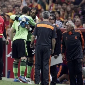 17.09.2013 - Casillas recebe abraço de Diego Lopez ao ser substituído no duelo entre Real Madrid e Galatasaray pela Liga dos Campeões - REUTERS/Osman Orsa