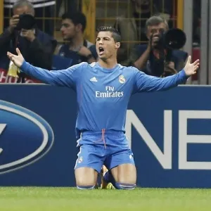 17.09.2013 - Cristiano Ronaldo reclama da marcação da arbitragem na partida entre Real Madrid e Galatasaray - EFE/Tolga Bozoglu