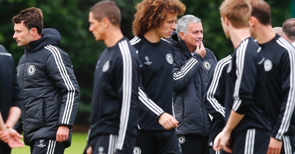 17.set.2013 - José Mourinho observa os jogadores do Chelsea durante treino