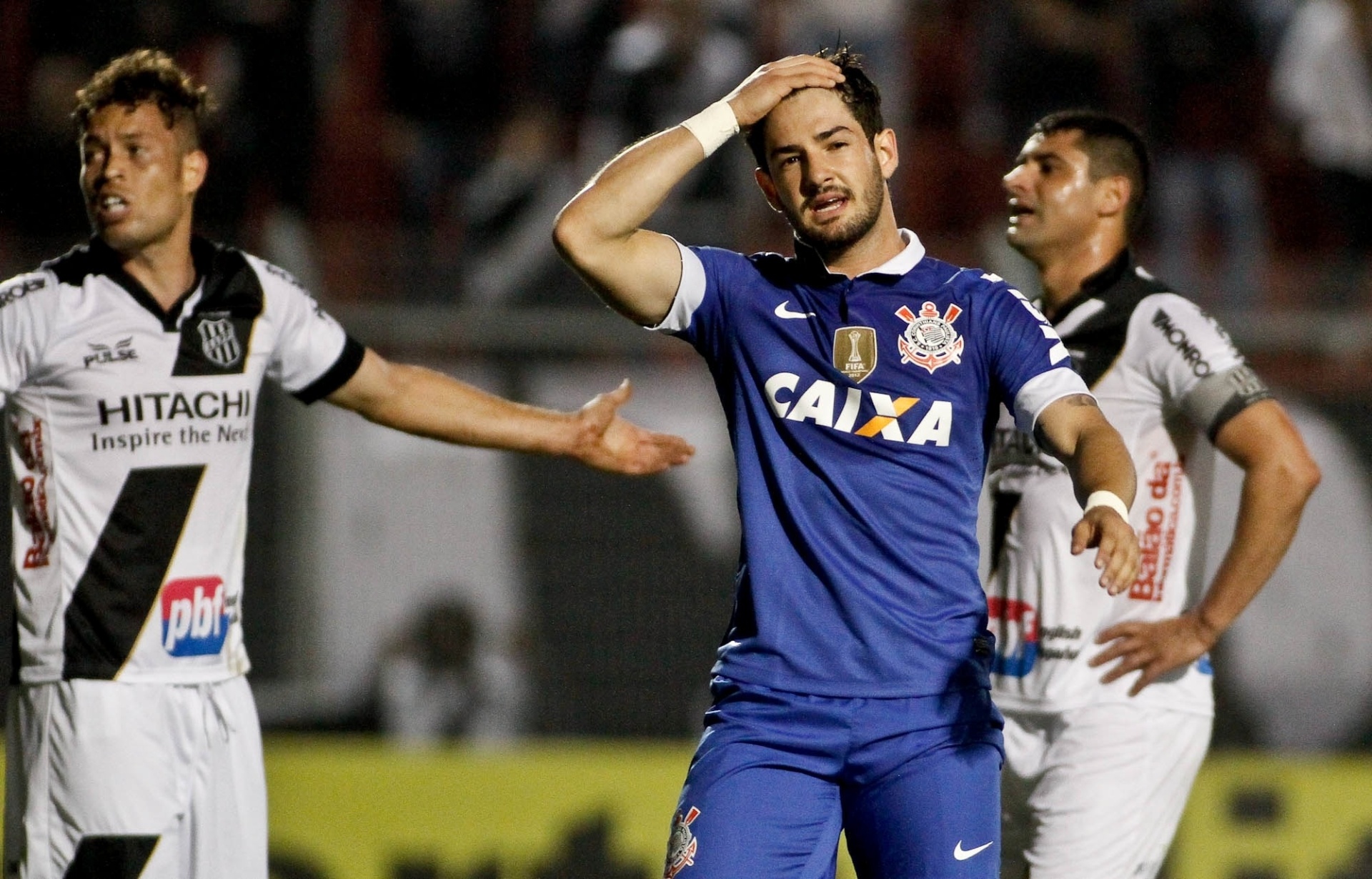 18.set.2013 - Alexandre Pato lamenta chance desperdiçada durante partida do Corinthians contra a Ponte Preta pelo Brasileirão - RODRIGO COCA/FOTOARENA/ESTADÃO CONTEÚDO
