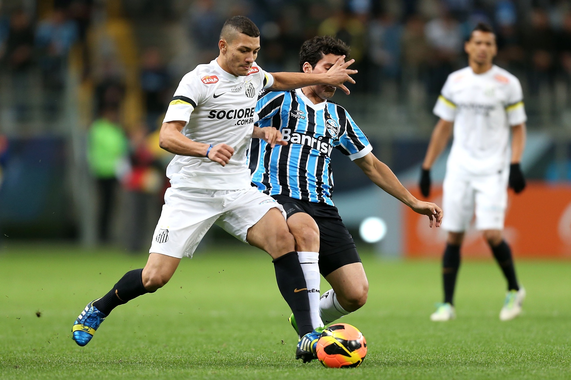 18.set.2013 - Alison tenta proteger a bola durante partida entre Santos e Grêmio pelo Brasileirão - Jefferson Bernardes/Preview.com