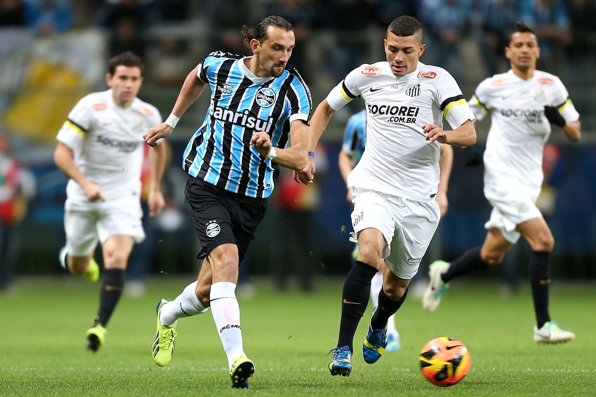 18.set.2013 - Barcos, atacante do Grêmio, controla a bola diante da marcação de Alison, volante do Santos, em partida do Brasileirão na Arena Grêmio - Jefferson Bernardes/Preview.com