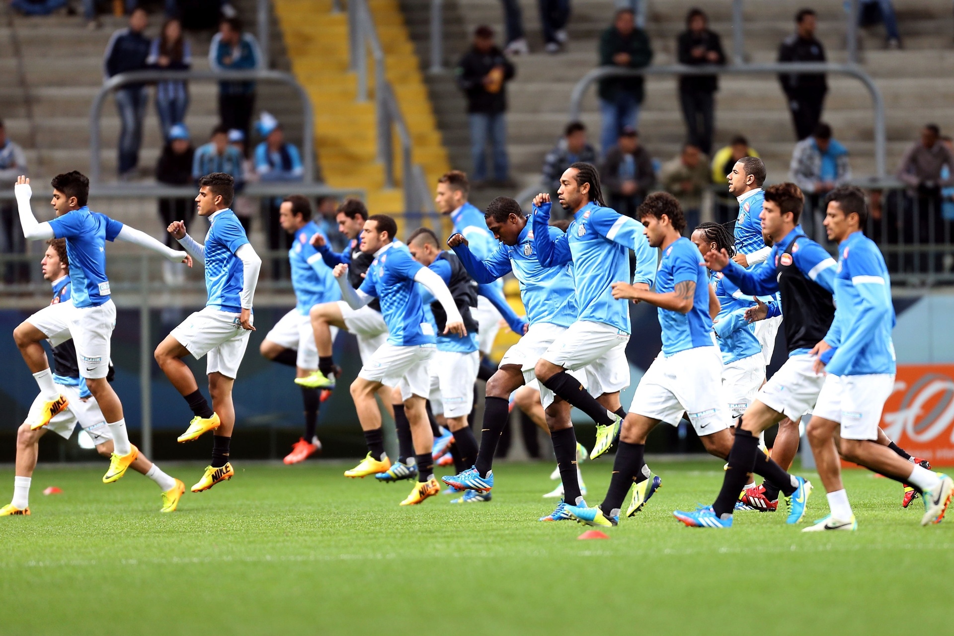 18.set.2013 - Jogadores do Santos fazem aquecimento na Arena Grêmio para o duelo contra o Grêmio pelo Brasileirão - Jefferson Bernardes/Preview.com