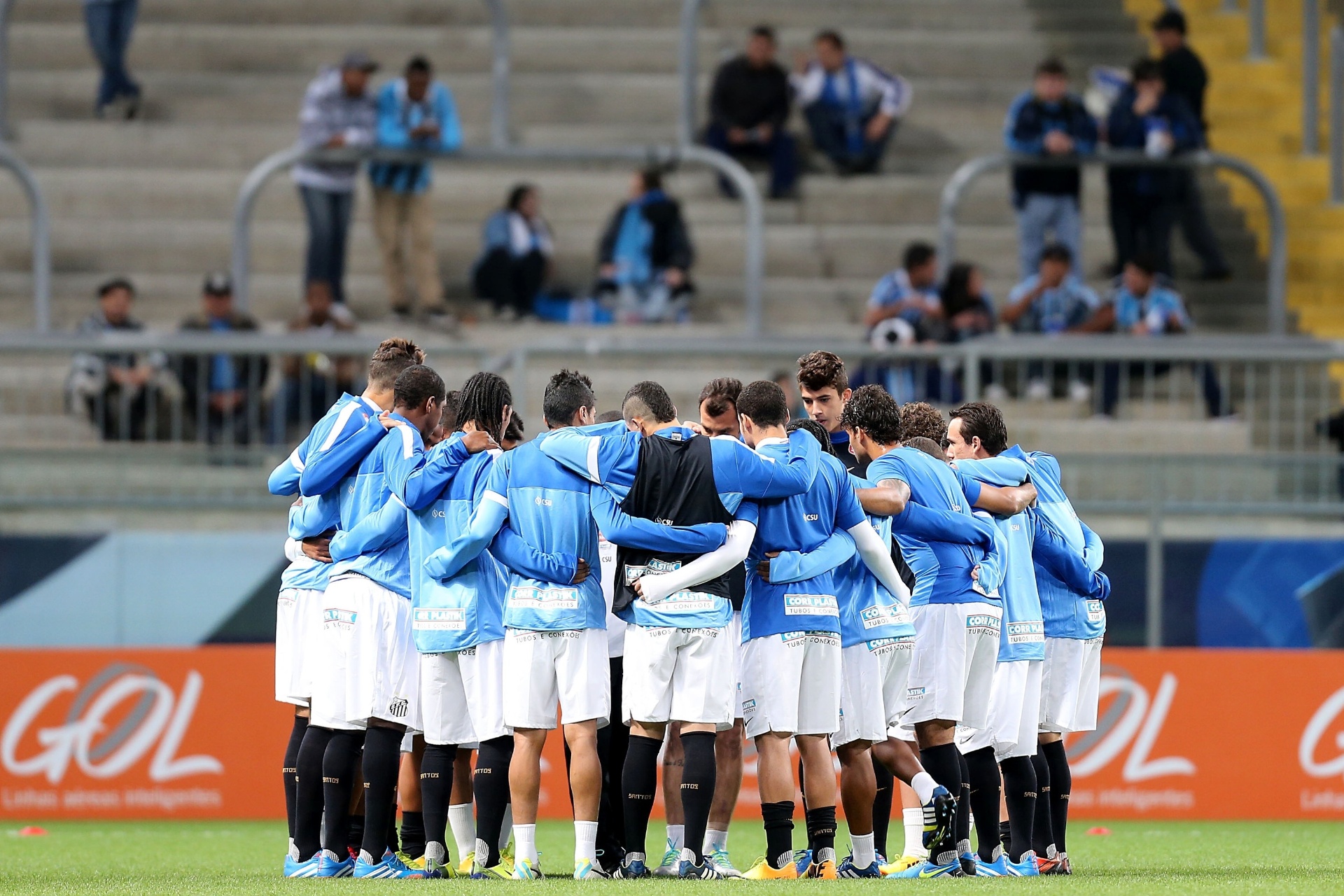 18.set.2013 - Jogadores do Santos se reúnem no meio do gramado antes da partida contra o Grêmio pelo Brasileirão nesta quarta-feira - Jefferson Bernardes/Preview.com