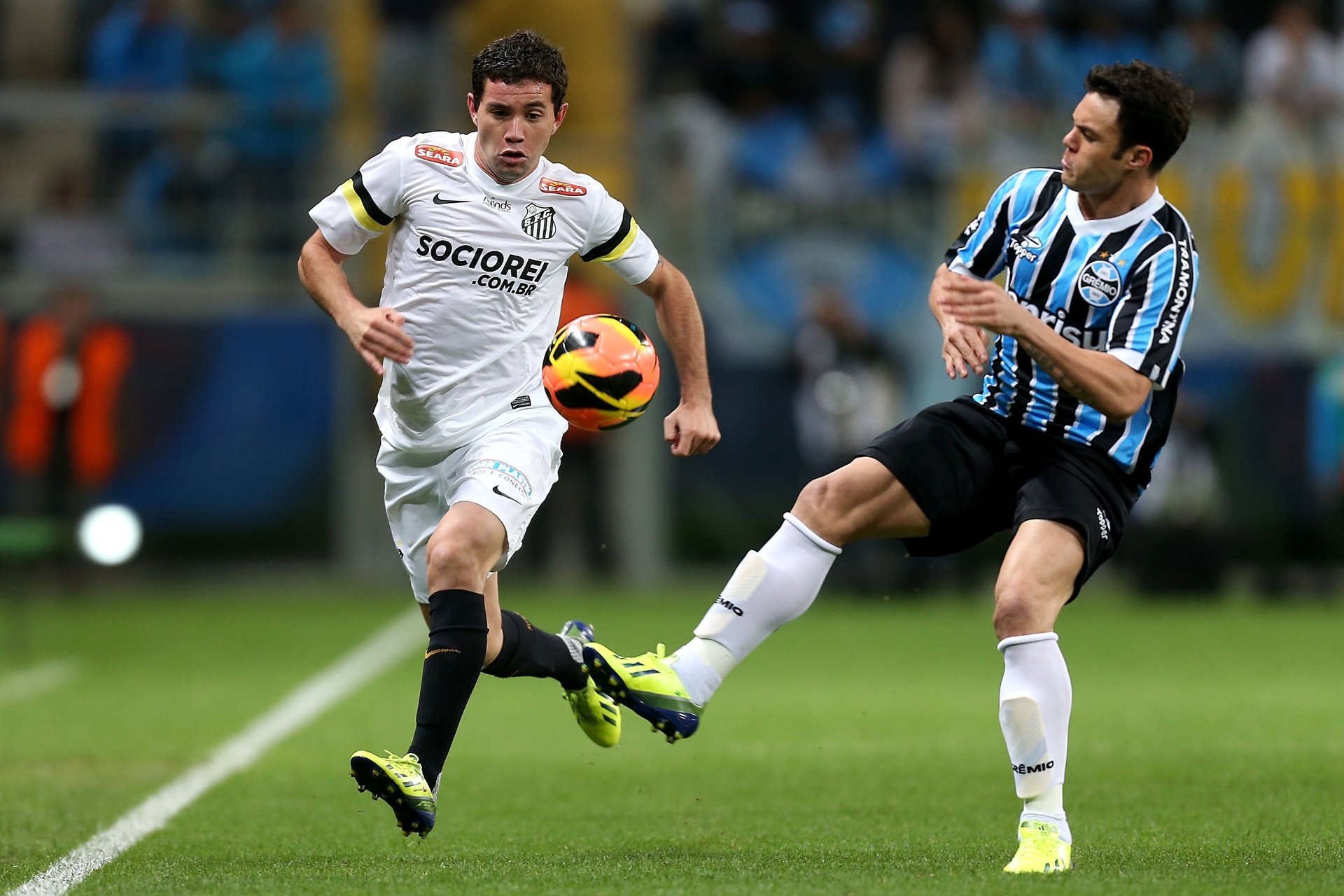 18.set.2013 - Mena (esq.) disputa a bola com Kleber Gladiador durante partida entre Santos e Grêmio pelo Brasileirão - Jefferson Bernardes/Preview.com