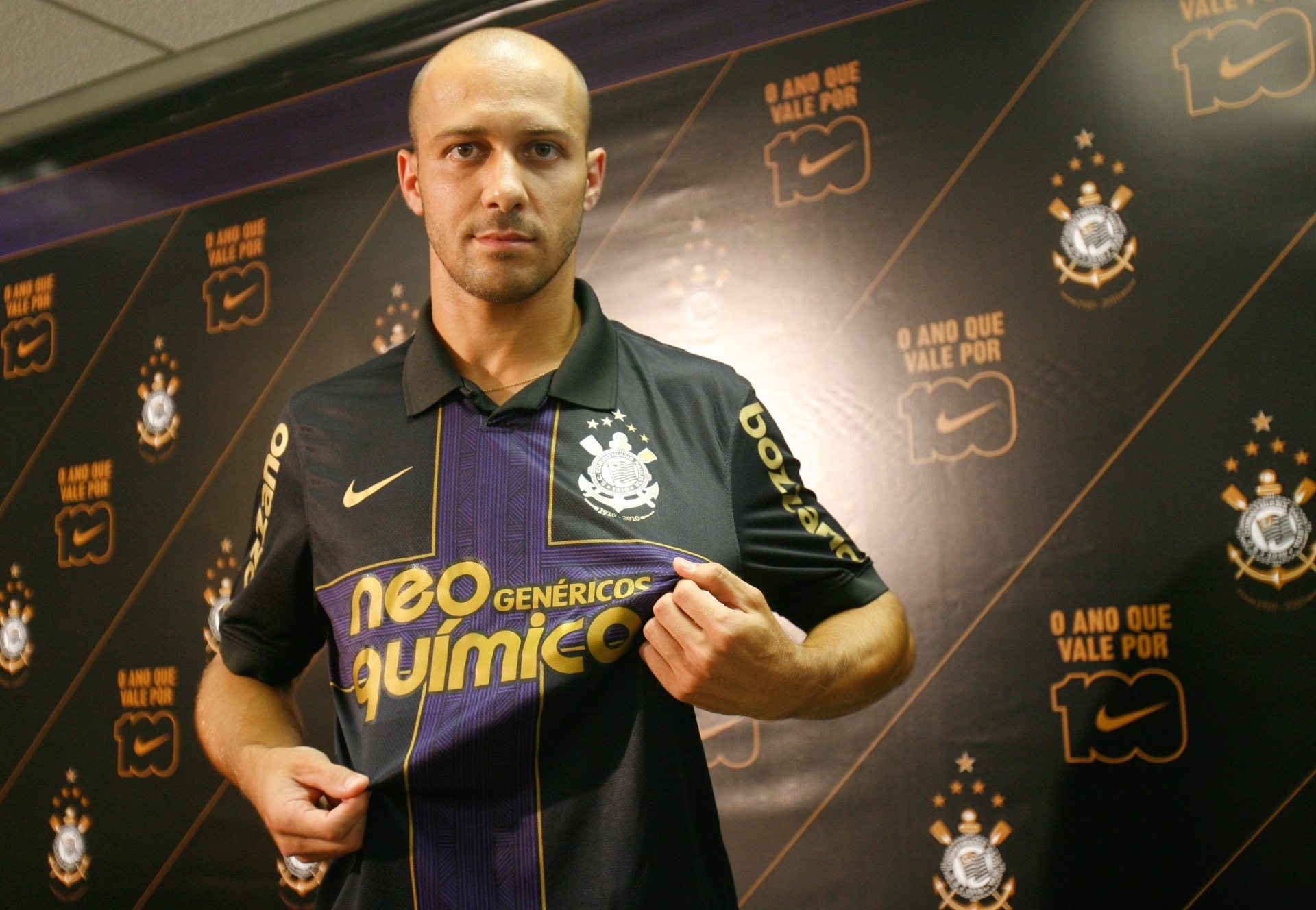 Camisa do Corinthians em 2010 tinha uma cruz desenhada no peito, na cor roxa - Andre Vicente/ Folha Imagem