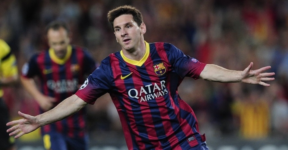 18.set.2013 - Messi celebra gol de falta marcado na goleada do Barcelona sobre o Ajax