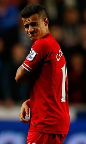 Philippe Coutinho sente forte dores no ombro após queda durante duelo entre Liverpool x Swansea