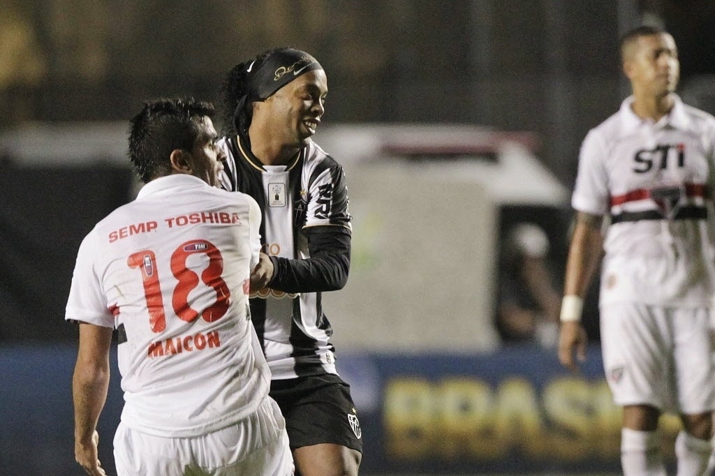 Ronaldinho levanta o jogador Maicon durante jogo entre Atlético-MG e São Paulo