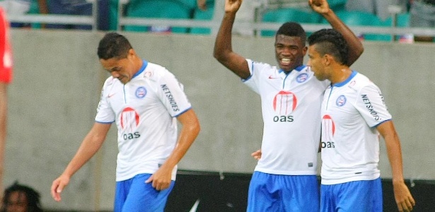Feijão (centro) comemora gol pelo Bahia com os dedos apontados para o céu - EDSON RUIZ/ESTADÃO CONTEÚDO
