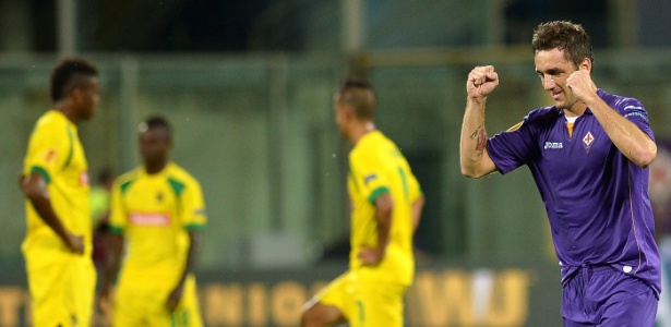 Argentino Gonzalo Rodríguez comemora ao abrir o placar para a Fiorentina contra o Paços Ferreira - AFP