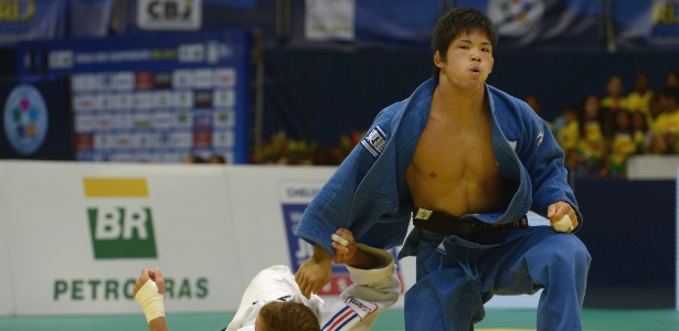Shohei Ono comemora vitória no Mundial de Judô no Rio de Janeiro; ele faturou o ouro - AFP