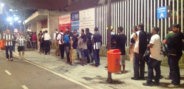 Sócios do Botafogo encaram longas filas para trocar ingressos antes das partidas no Maracanã - Bernardo Gentile/UOL Esporte
