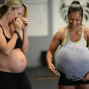 A norte-americana pratica o fisiculturismo e afirmou que segue malhando porque quer ser uma 'mãe gostosa' - Reprodução/Facebook