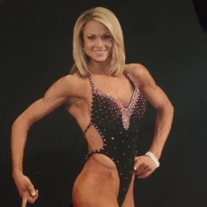 Imagem antiga mostra Lea-Ann Ellison com roupa de competição - Reprodução/Facebook