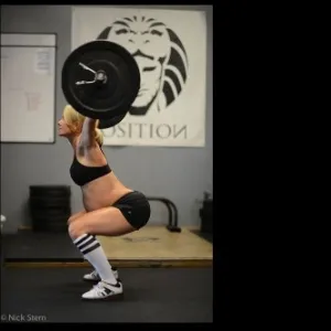 Lea-Ann Ellison, de 35 anos, causou polêmica na internet. Ela é fisiculturista e mesmo com oito meses e meio de gestação, não parou de malhar pesado e levantar peso - Reprodução/Facebook