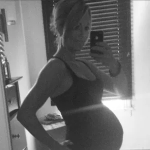 Lea-Ann Ellison exibe sua barriga em foto postada em rede social - Reprodução/Facebook
