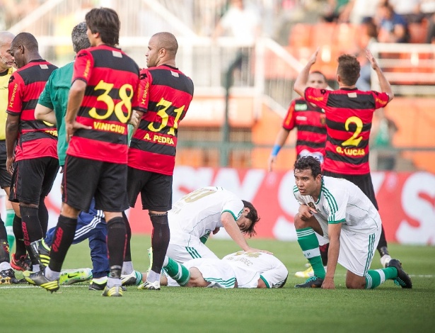 Alan Kardec, do Palmeiras, e Pereira, do Sport, ficam no chão após se chocarem durante a partida - Rodrigo Capote/UOL
